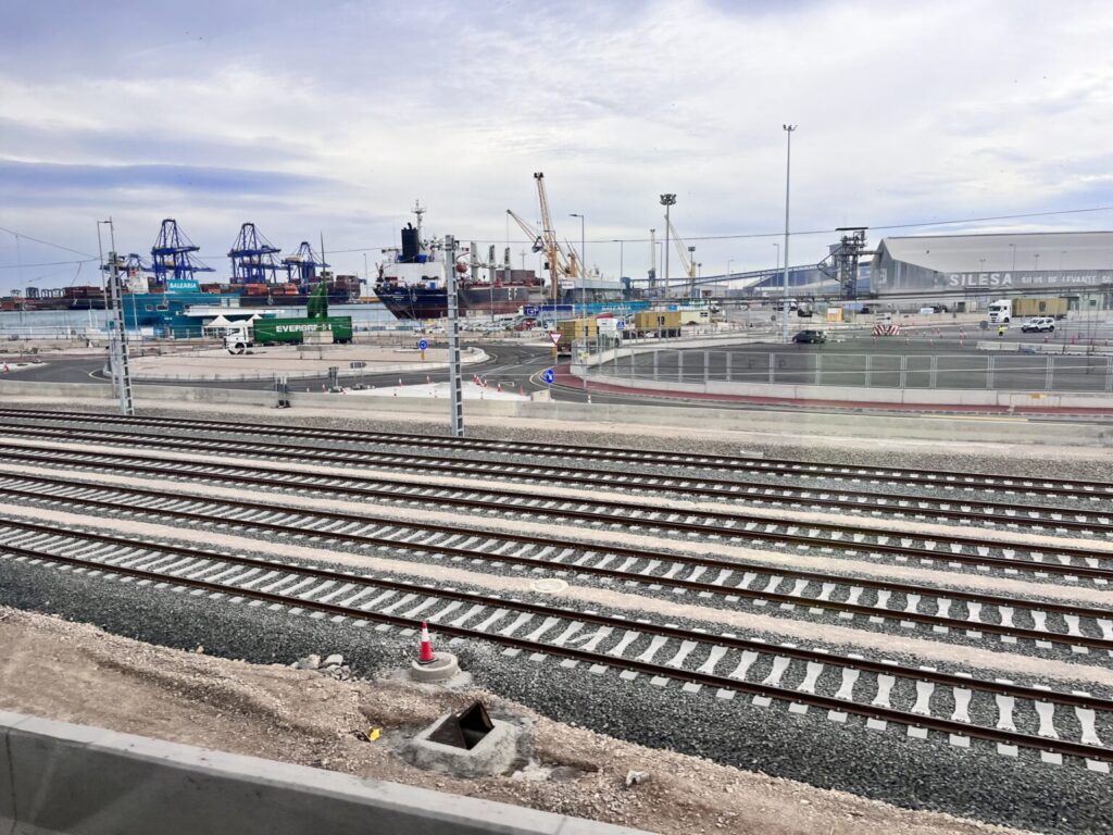 Valenciaport - hilo ferroviario - trenes