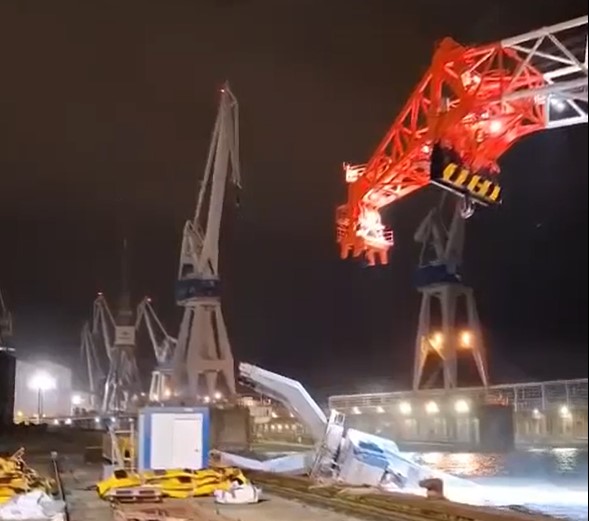 Navantia - derribo - grua - Fred Olsen Wind