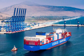 Un portacontenedores de Cosco Shipping en el nuevo puerto de Chancay.