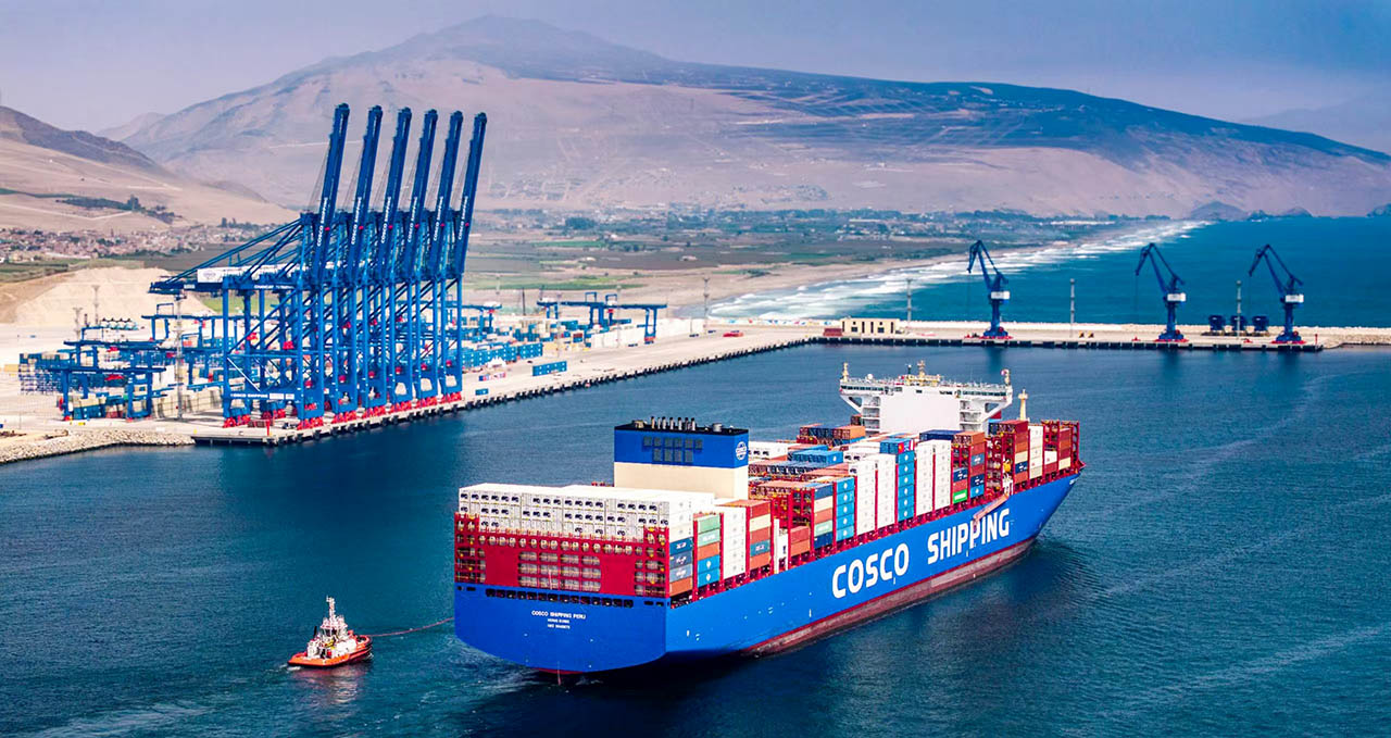 Un portacontenedores de Cosco Shipping en el nuevo puerto de Chancay.