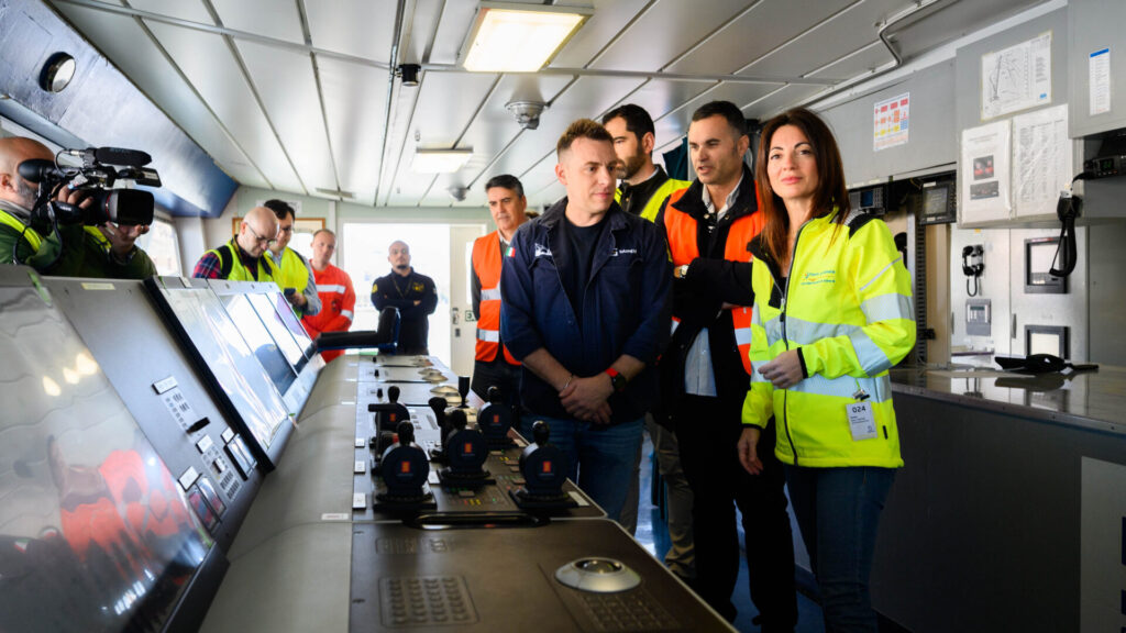El buque-grúa Saipem 3000 realiza labores de mantenimiento en el Puerto de Almería