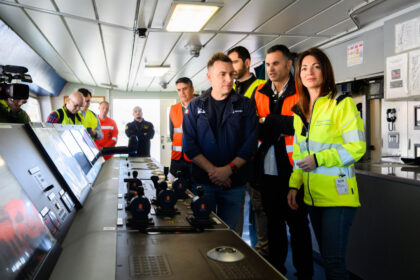 El buque-grúa Saipem 3000 realiza labores de mantenimiento en el Puerto de Almería