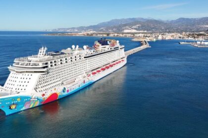 El crucero Norwegian Breakaway realiza su primera escala en el Puerto de Motril con 4.000 pasajeros, el más numeroso de la temporada