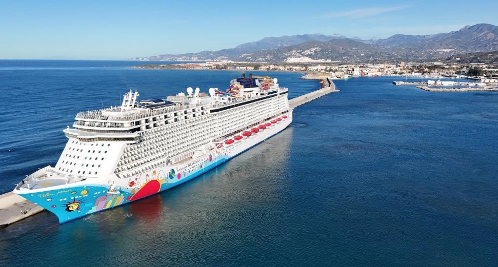 El crucero Norwegian Breakaway realiza su primera escala en el Puerto de Motril con 4.000 pasajeros, el más numeroso de la temporada
