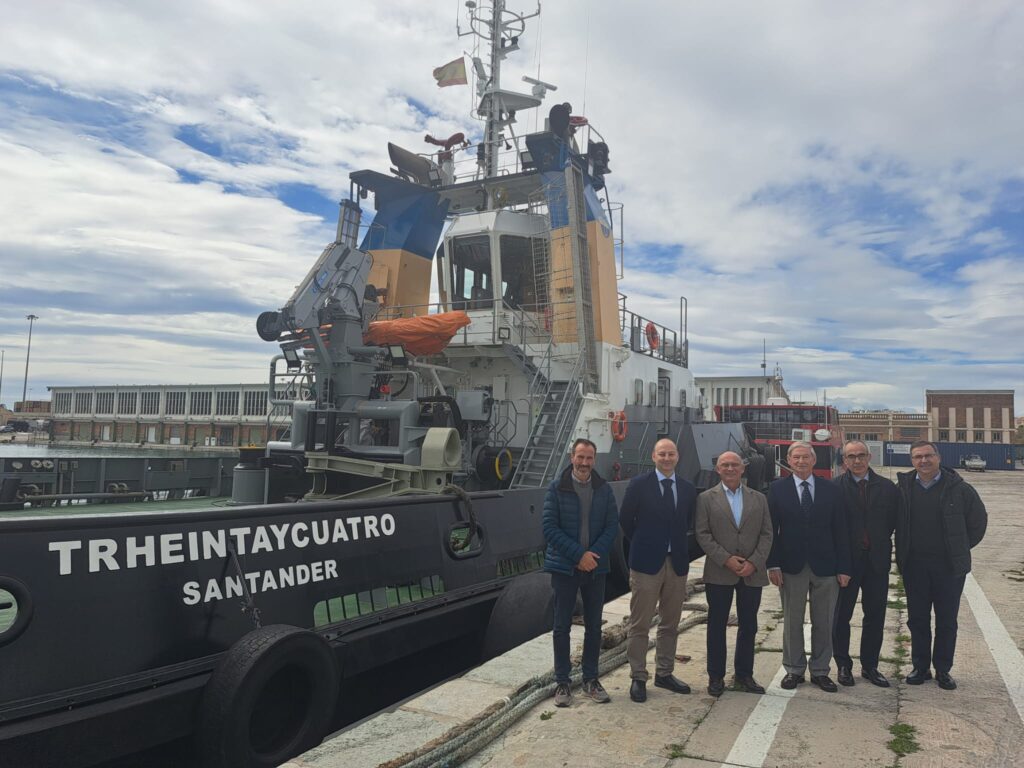 El nuevo remolcador TRHEINTAYCUATRO opera en el Puerto de Málaga