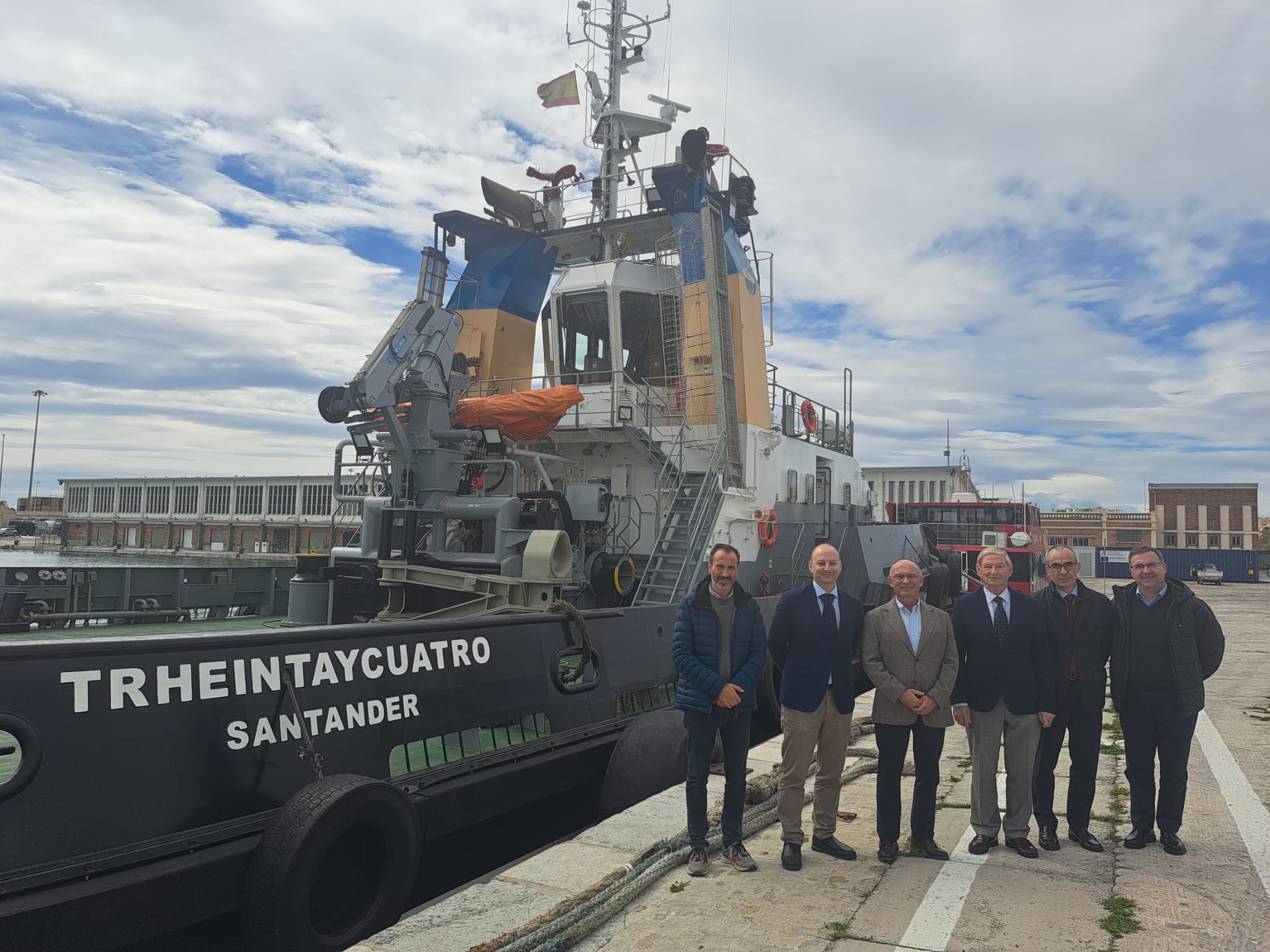 El nuevo remolcador TRHEINTAYCUATRO opera en el Puerto de Málaga