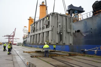 El Puerto de Sevilla desembarca un transformador de potencia eléctrica para un proyecto fotovoltaico