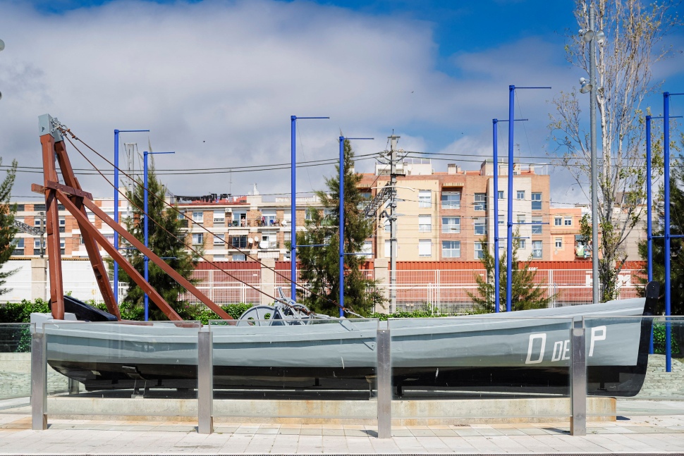 El bote de cadenas regresa Port Tarragona tras su último proceso de restauración en los astilleros de Cambrils