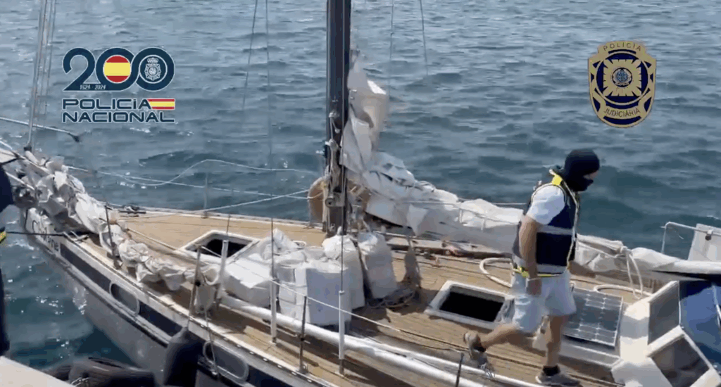 Policía Nacional - velero - cocaína