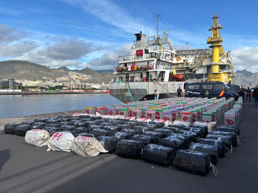 Policía Nacional - buque Cocaína
