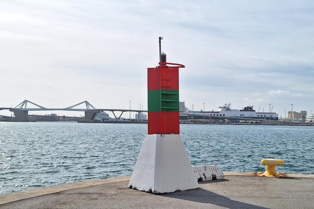 Baliza del Port de Barcelona situada en el muelle de Barcelona Sur.