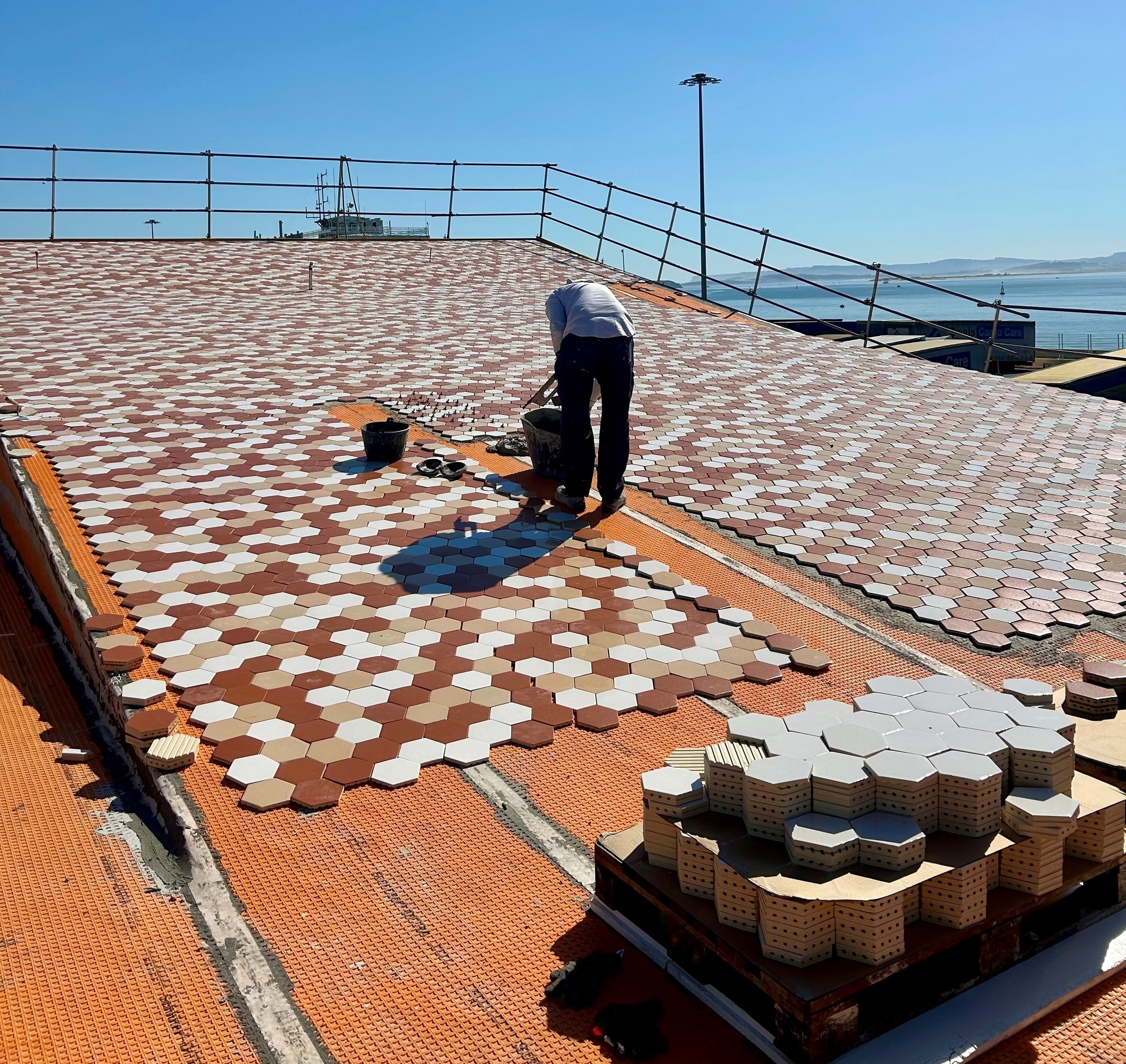 La Autoridad Portuaria de Santander avanza en la remodelación del acceso a los muelles de Maliaño con 16.380 piezas cerámicas