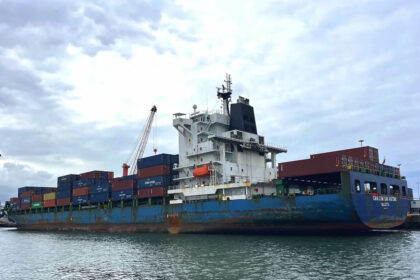 Ataque iraní - portacontenedores