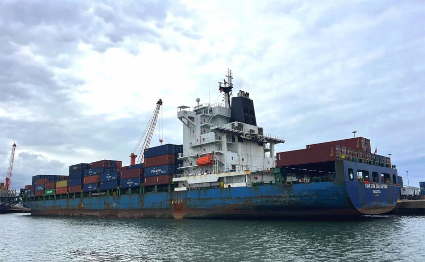Ataque iraní - portacontenedores