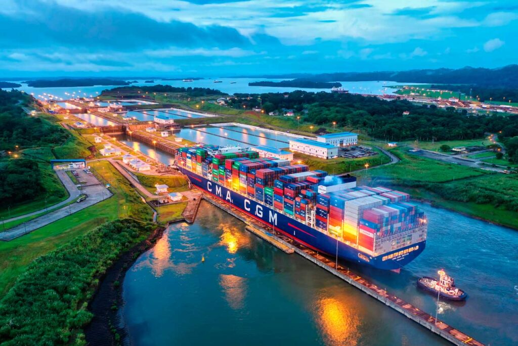 Canal de Panama´buque en tránsido de CMA-CGM