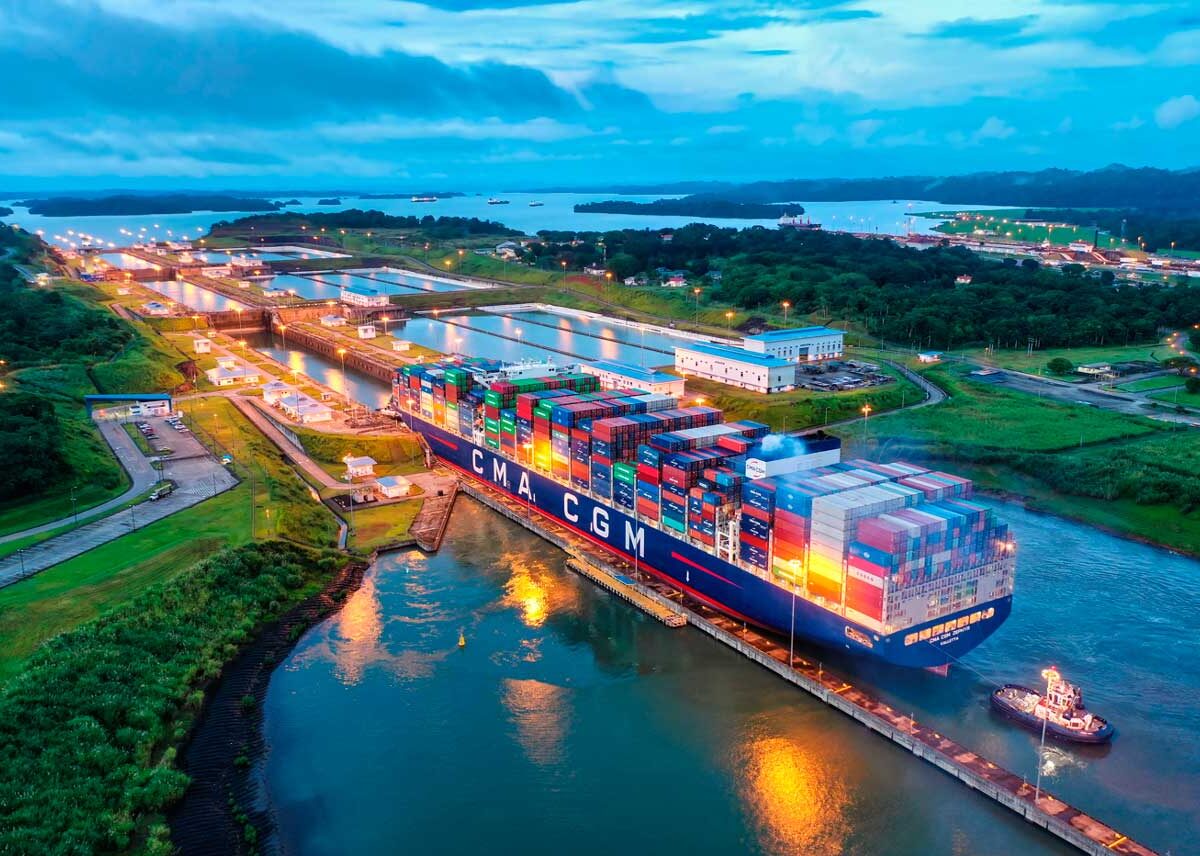 Canal de Panama´buque en tránsido de CMA-CGM