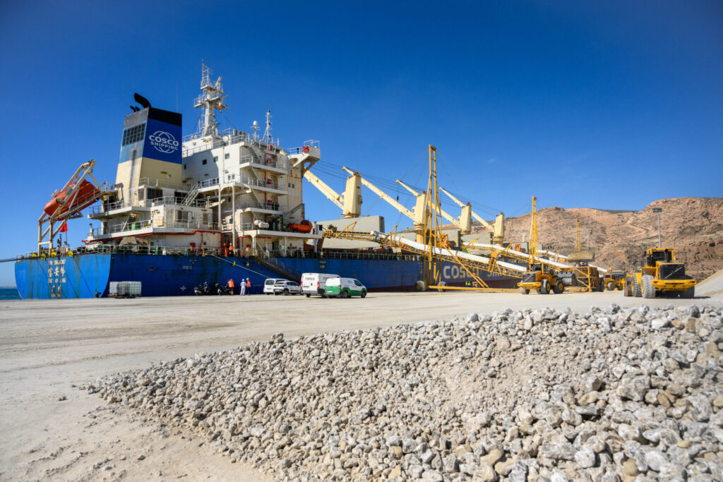 Descarga de yeso en el Puerto de Almería