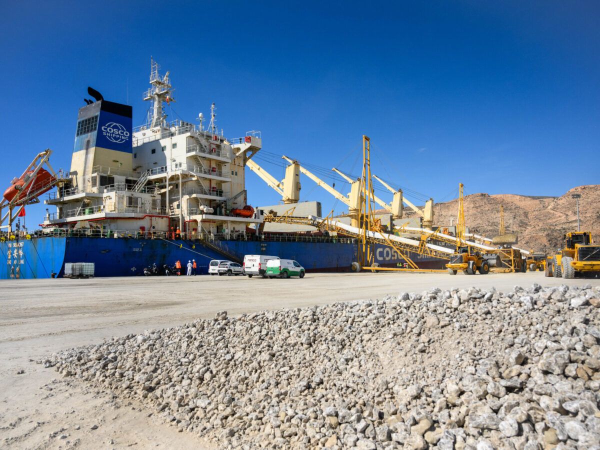 Descarga de yeso en el Puerto de Almería