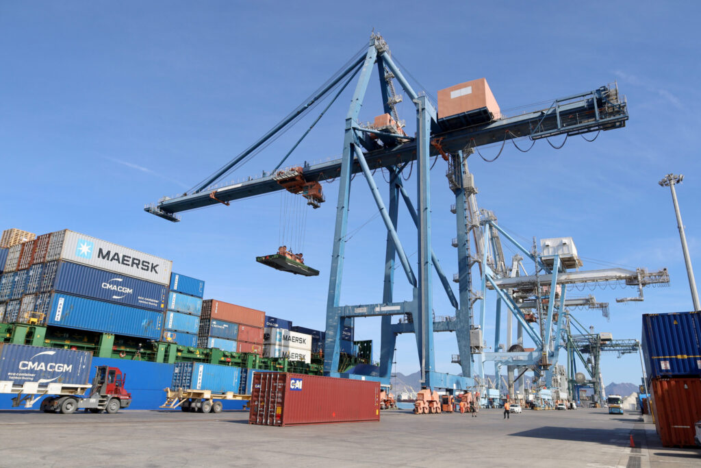 PortCastelló en una operativa de descarga de contenedores