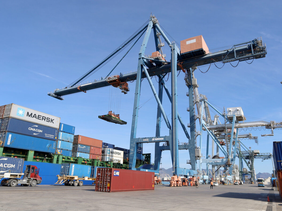 PortCastelló en una operativa de descarga de contenedores