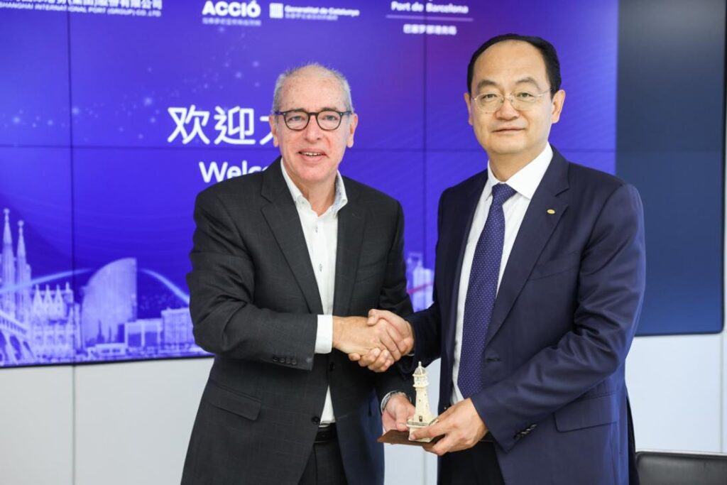 José Alberto Carbonell, presidente del Port de Barcelona, junto a Song Xiaodong, presidente del Shanghai International Port Group.