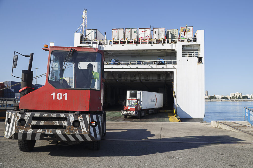 Tractores portuarios y semirremolques en la rampa de un buque de carga rodada en el Puerto de Cádiz