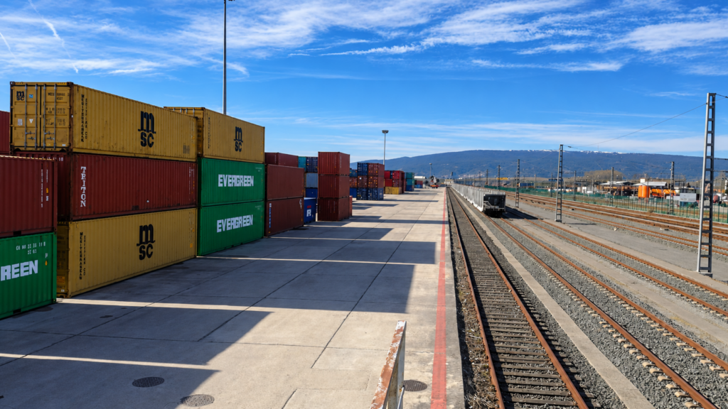 Contenedores y ferrocarril en el puerto seco de Jundiz