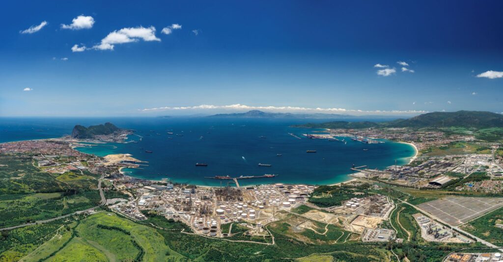 Vista panorámica de buques en las terminales de contenedores y los muelles de la bahía de Algeciras