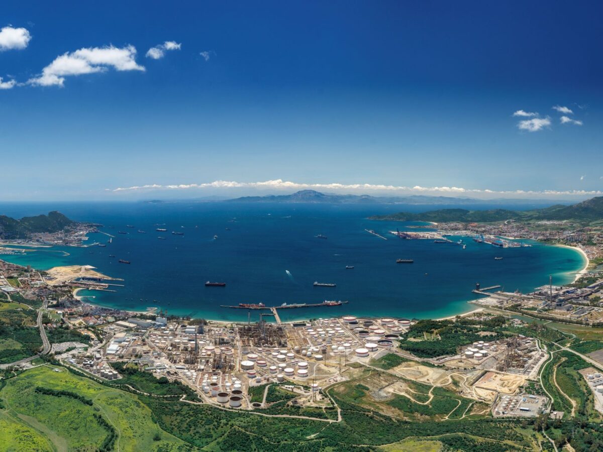 Vista panorámica de buques en las terminales de contenedores y los muelles de la bahía de Algeciras