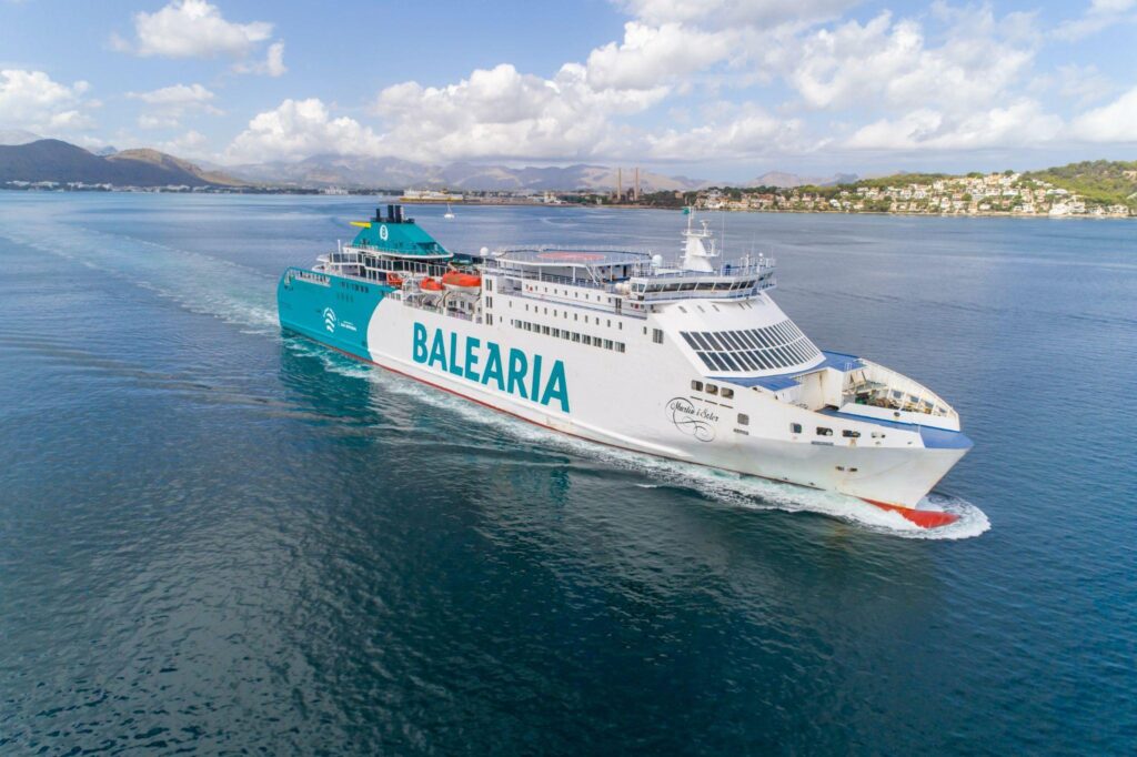 Ferri de Baleària navegando cerca de la costa