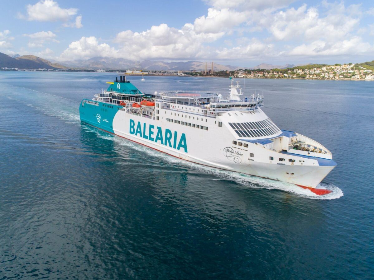 Ferri de Baleària navegando cerca de la costa
