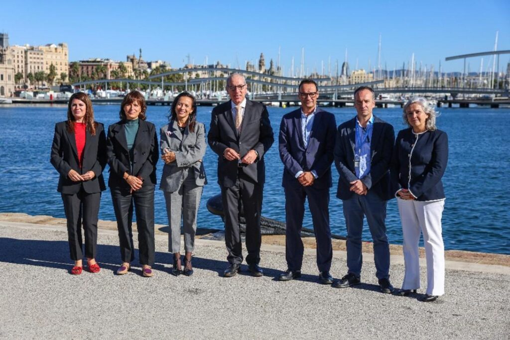 Representantes del Port de Barcelona y Red Eléctrica durante la visita a las instalaciones portuarias.
