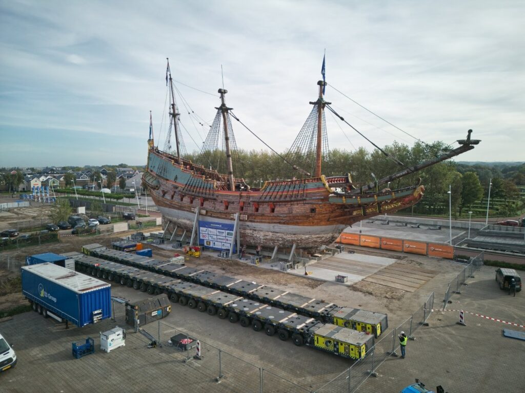 La réplica de la Batavia durante su traslado a tierra en Lelystad