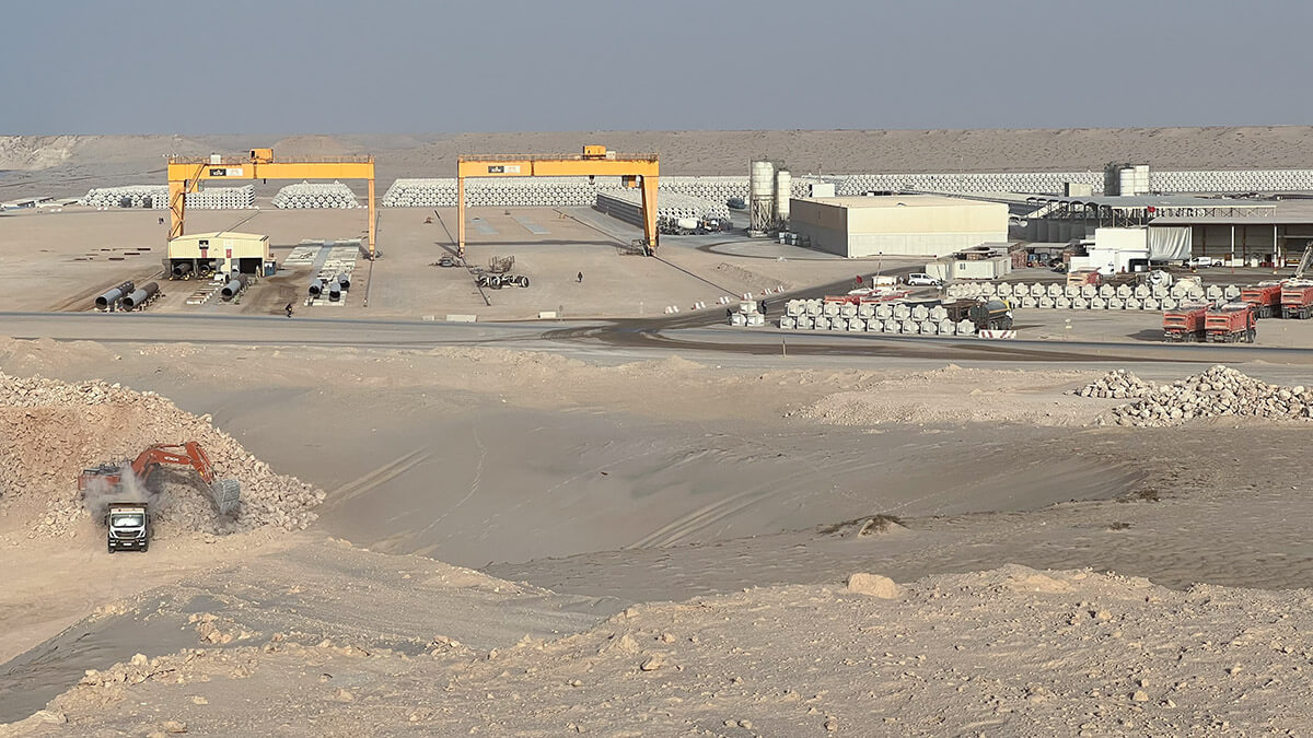 Obras de Dakhla Atlantique junto al litoral, con explanadas y una estructura de acceso al puerto en construcción.