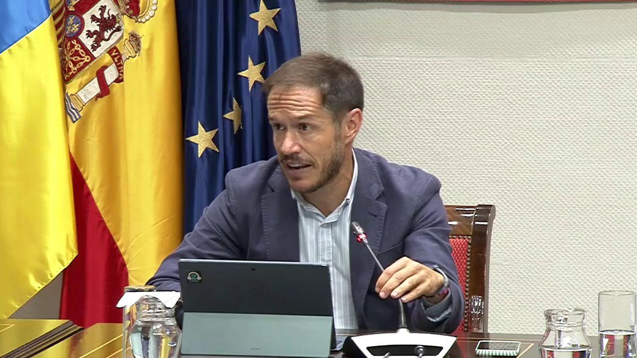 El consejero de Transición Ecológica y Energía interviene en comisión sobre la subasta de eólica marina