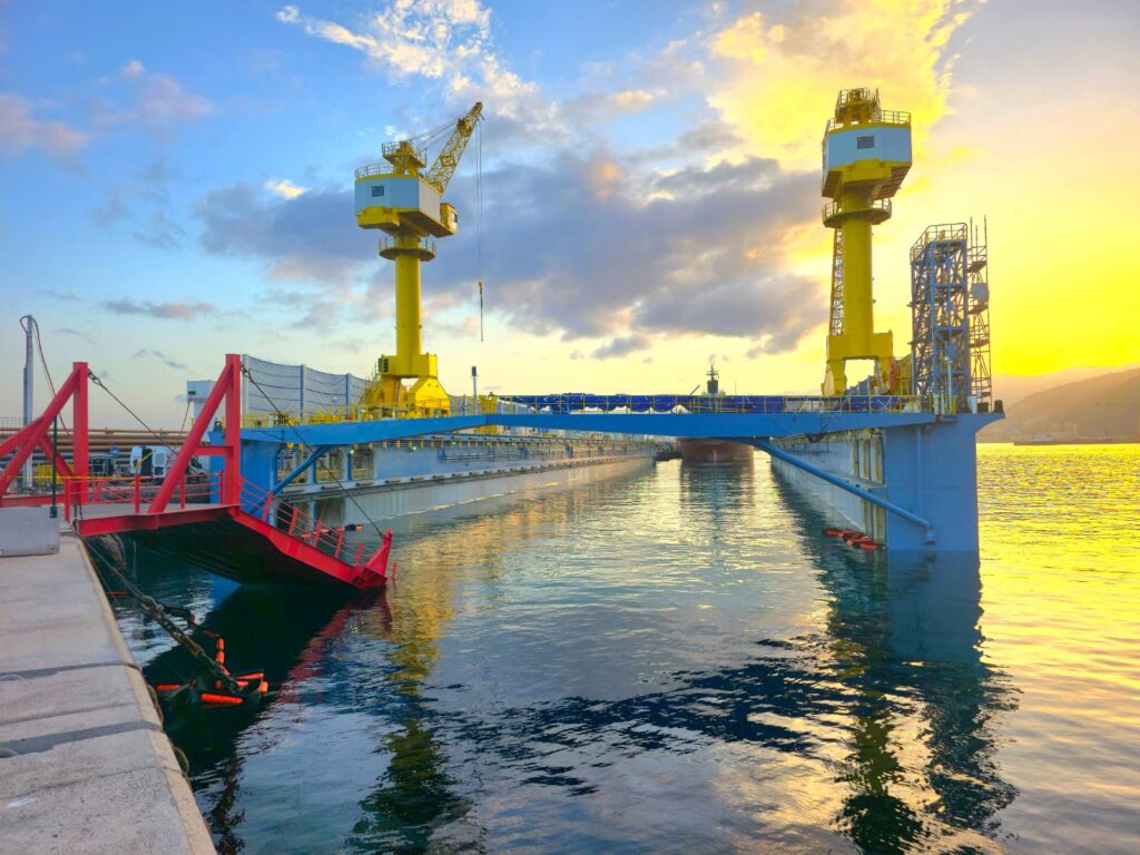 Dique flotante Hidramar Ultra 22000 de Tenerife Shipyards en el puerto de Santa Cruz de Tenerife