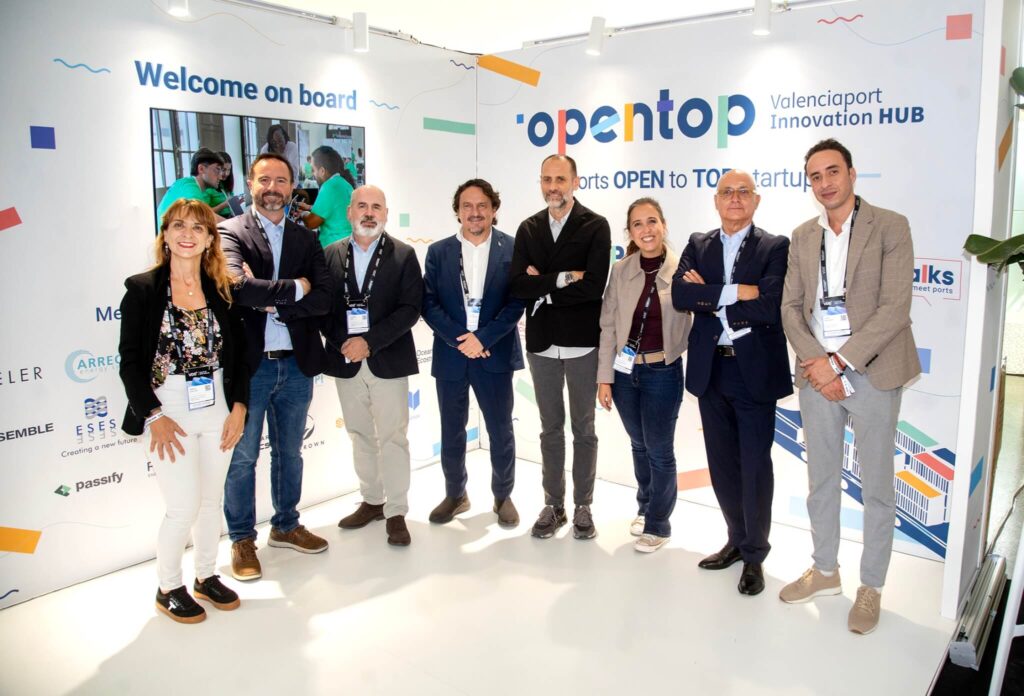Equipo organizador del PEIC 2025 ante el stand de Opentop