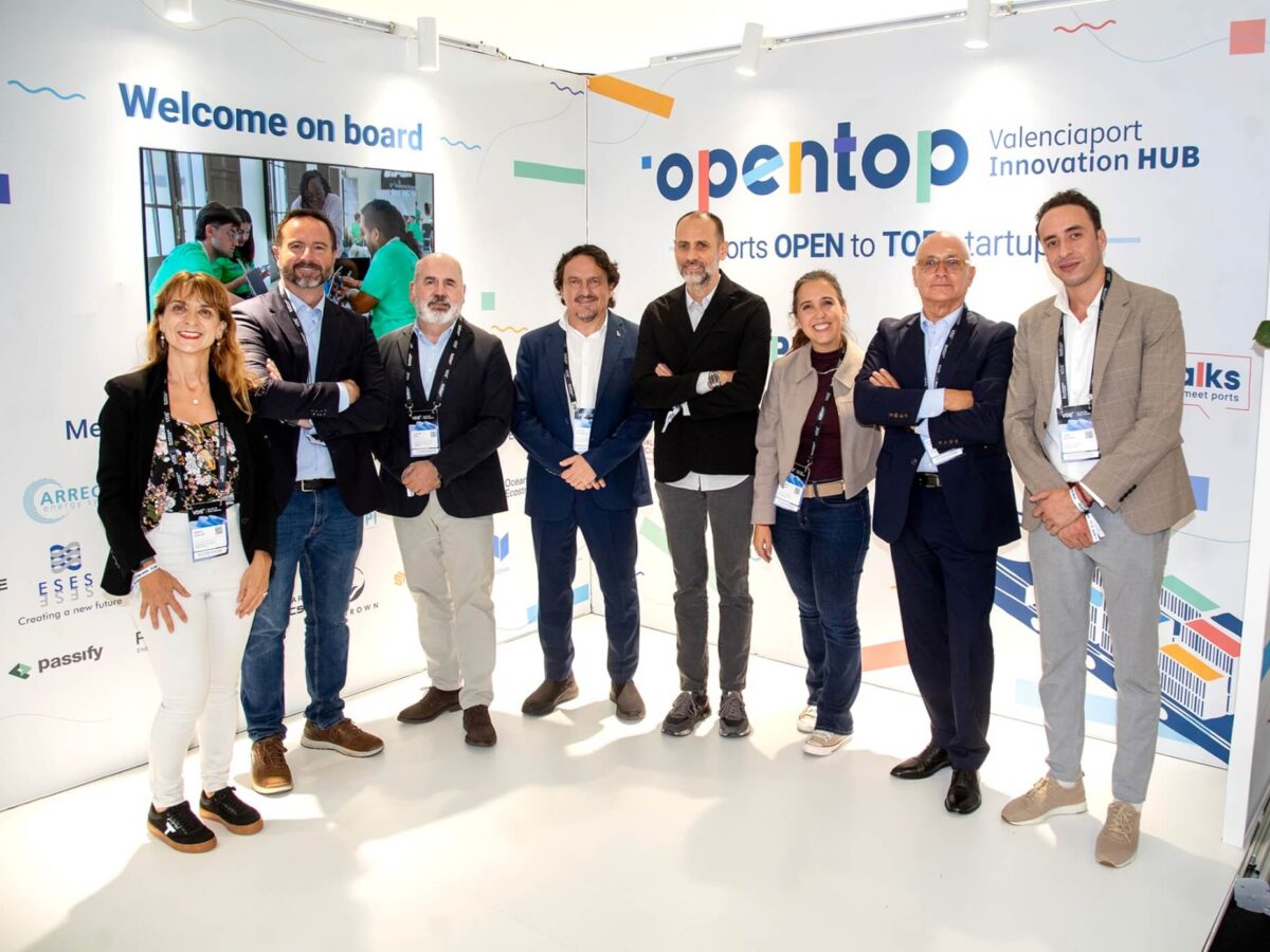 Equipo organizador del PEIC 2025 ante el stand de Opentop