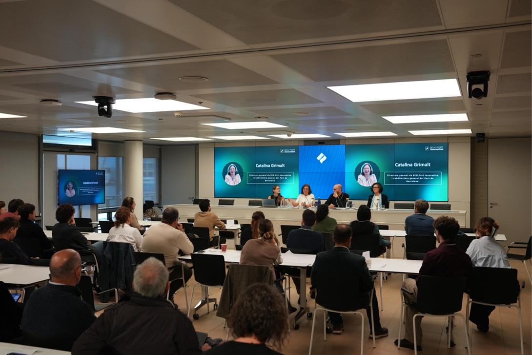 Representantes de empresas asisten a la jornada CIRCULARS sobre reciclaje de plásticos en el World Trade Center Barcelona.