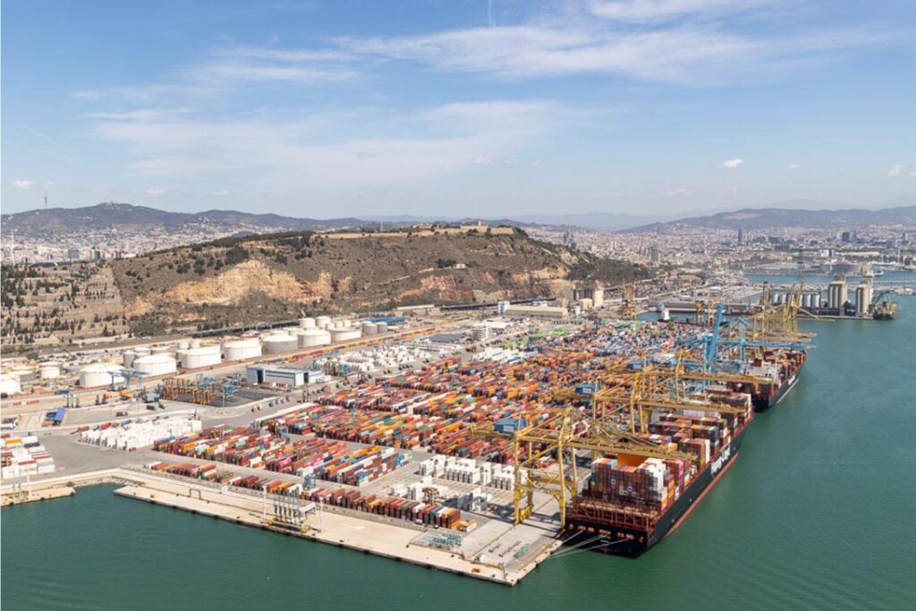 Actividad de contenedores en el Port de Barcelona, cuyas importaciones crecen hasta septiembre de 2026