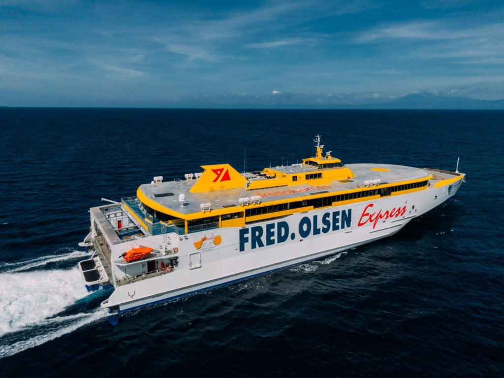 Bañaderos Express de Fred. Olsen Express navegando en Canarias